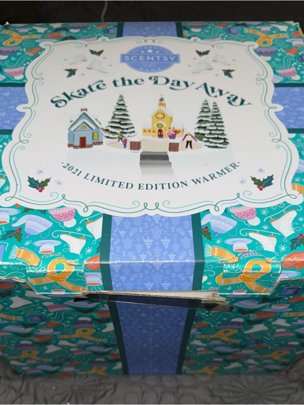 Scentsy SKATE THE DAY AWAY 2021 Limited Edition Holiday Christmas Warmer